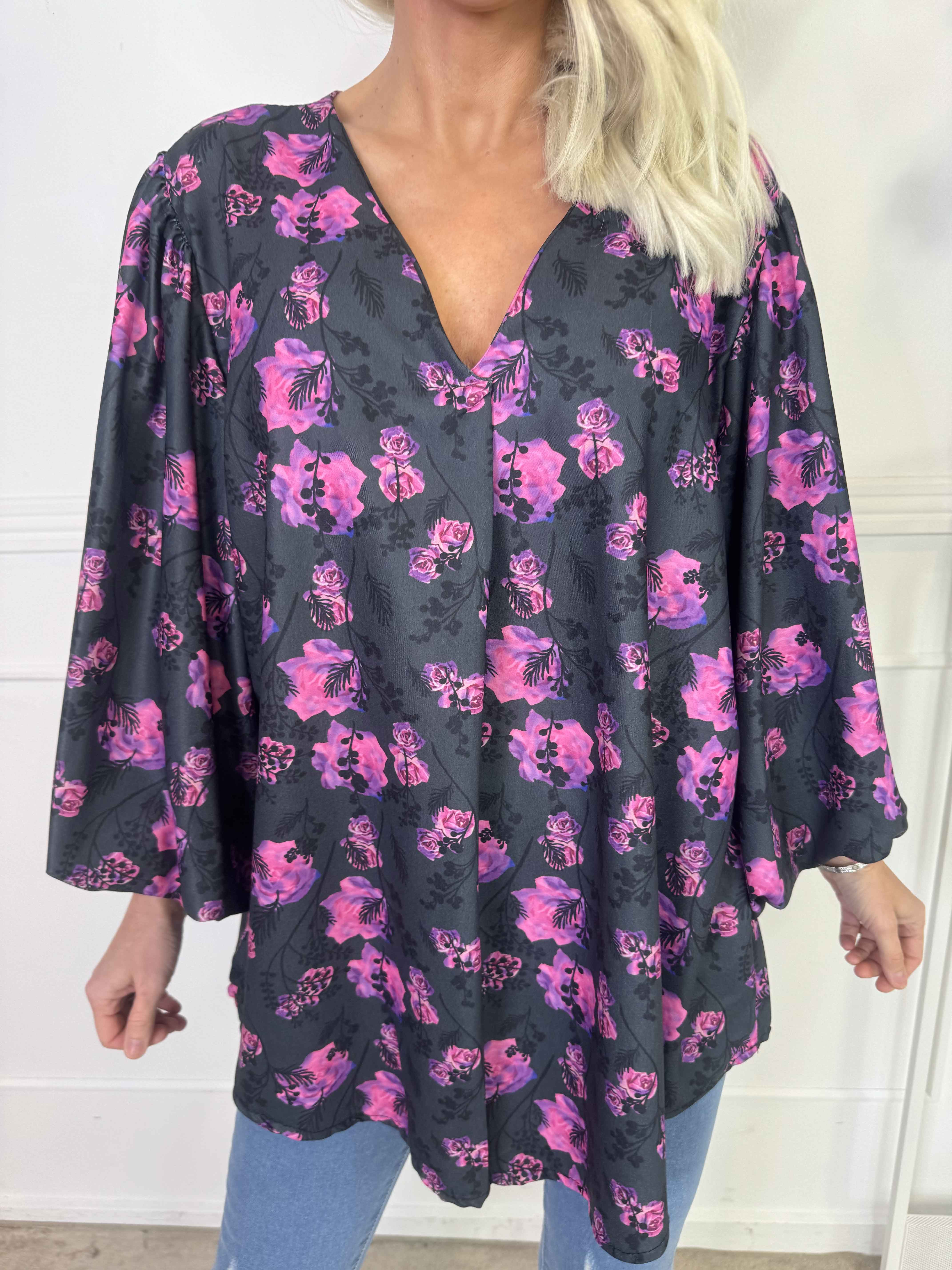 Lenora - Blommig tunika med puffärmar och v-ringning